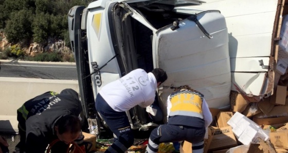 Araçta sıkışan iki kişi AKS ekiplerince kurtarıldı