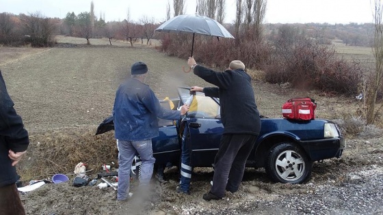 Araçta sıkışan yaralılar ıslanmasın diye şemsiye tuttular