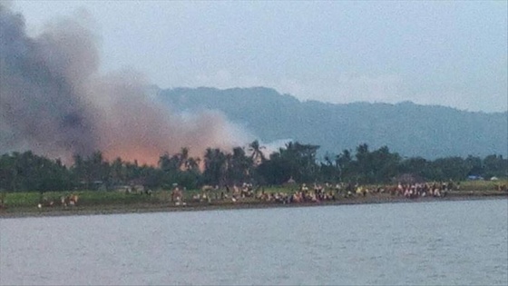 Arakan'da radikal gruplar okul ve dükkanları kundakladı