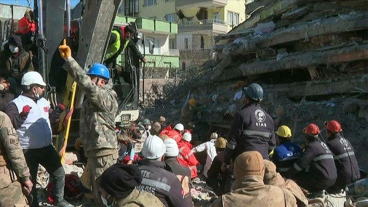 Arama kurtarma ekipleri enkaz altına seslerini duyurmak için hep bir ağızdan bağırıyor