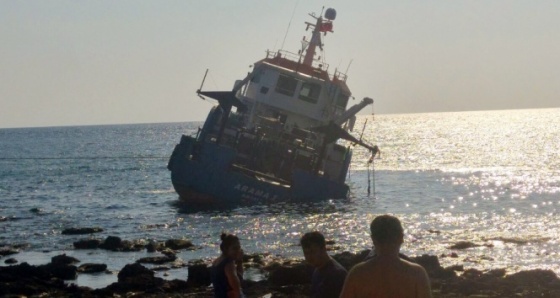 Araştırma gemisi İskenderun açıklarında karaya oturdu