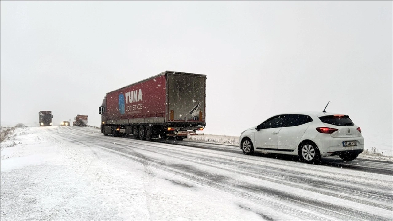 Ardahan'da ağır tonajlı araçlara kapatılan Damal-Posof kara yolunda ulaşım normale döndü