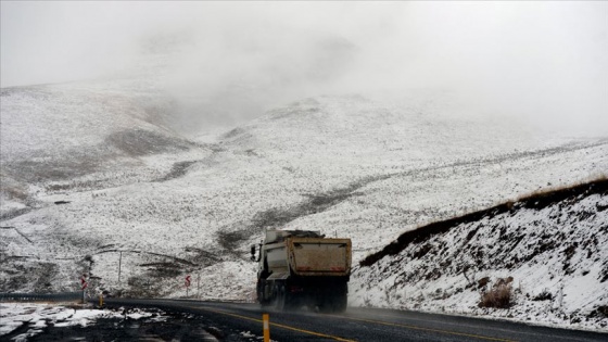 Ardahan'da dağlar beyaz örtüyle kaplandı