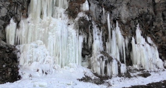 Ardahan&#039;da donan şelale Pamukkale&#039;yi andırdı