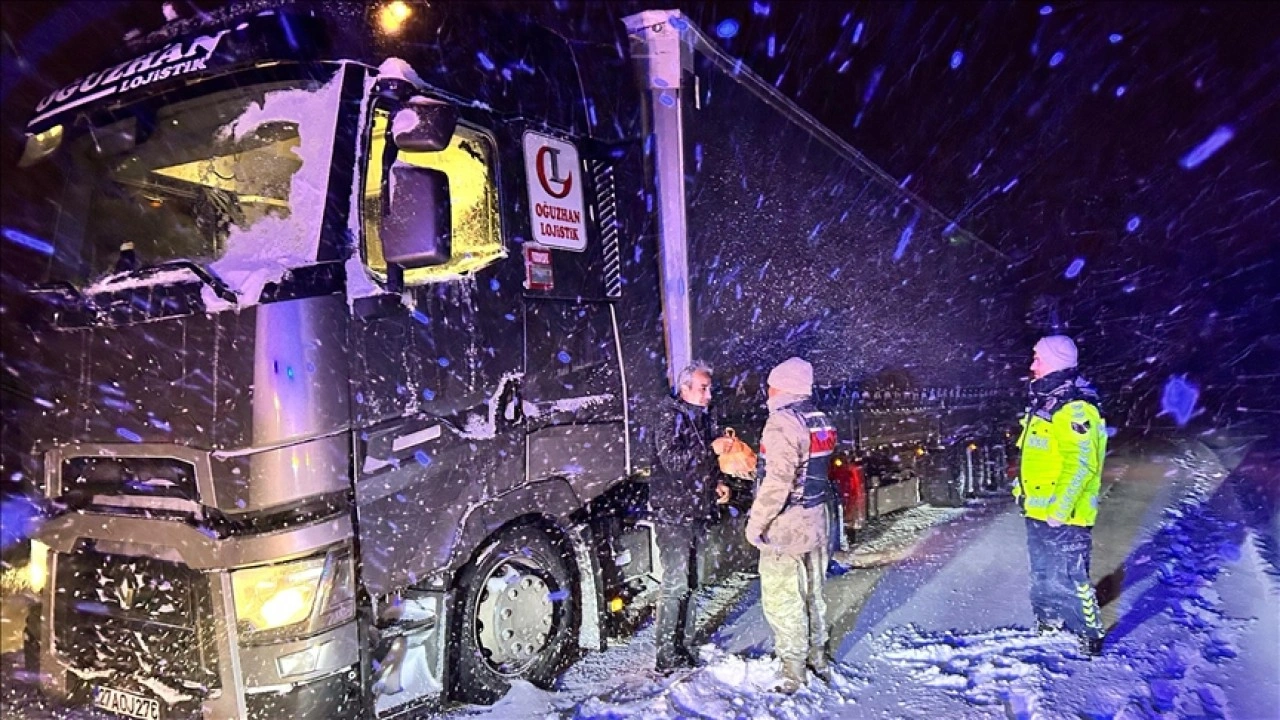 Ardahan'da kar sebebiyle araçlarıyla yolda kalanlara çorba ikramı