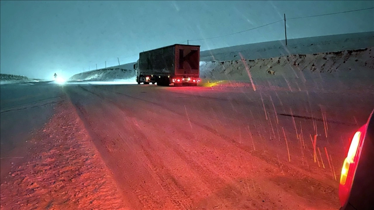 Ardahan'da kar ve yoğun tipi ulaşımı aksatıyor