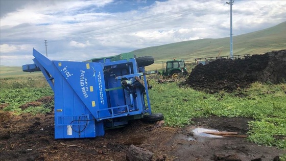 Ardahan'da şiddetli rüzgar ve hortum çatılara zarar verdi