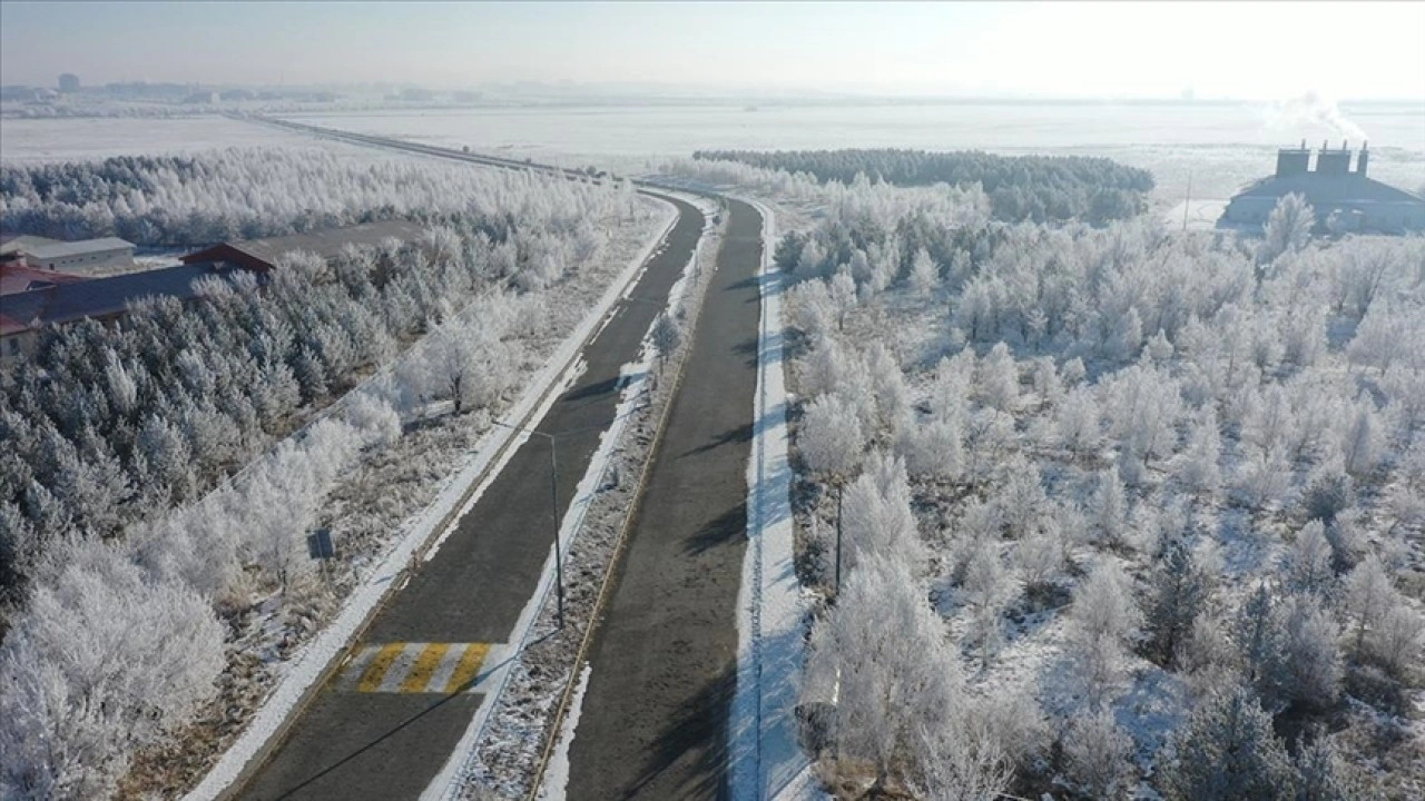 Ardahan, Kars ve Ağrı'da kar yerini soğuk havaya bıraktı