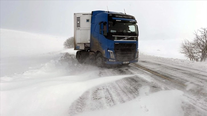 Ardahan'da etkili olan tipi ve buzlanma ulaşımı aksattı