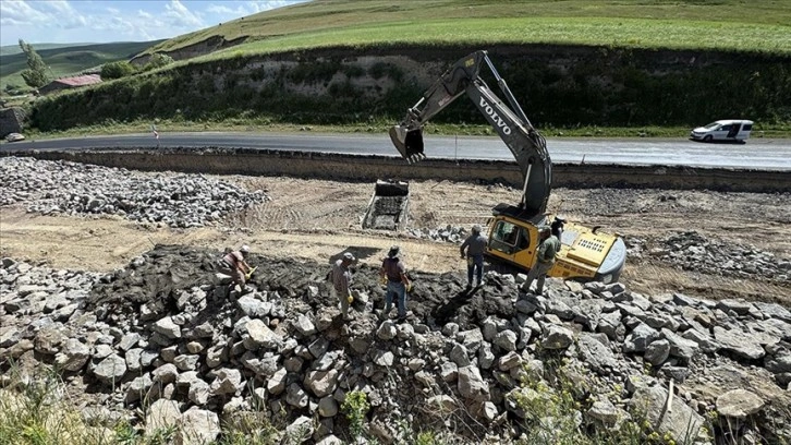 Ardahan'da güvenli ulaşım için bölünmüş yollar yapılıyor, heyelan duvarları örülüyor