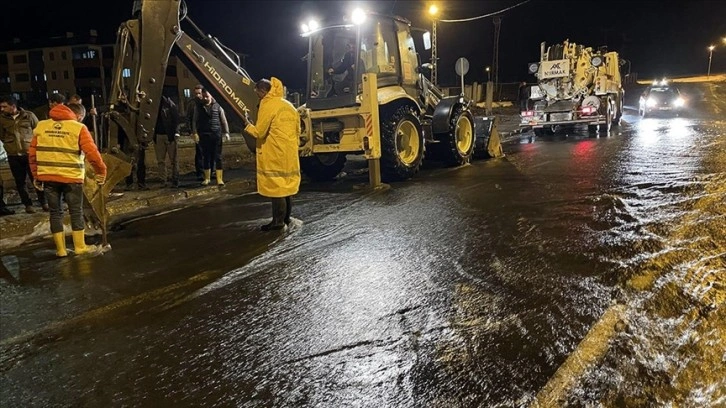 Ardahan'da kar sularının erimesi ve sağanak sonrası bazı yolları su bastı