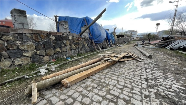 Ardahan'da şiddetli rüzgar çatıları uçurdu