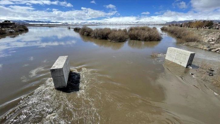 Ardahan'daki Kura Nehri sağanak ve eriyen kar nedeniyle taştı