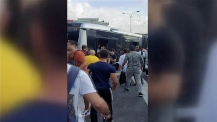 Arıza nedeniyle kapısı açık seyreden metrobüs, yolcuların tepkisi üzerine boşaltıldı