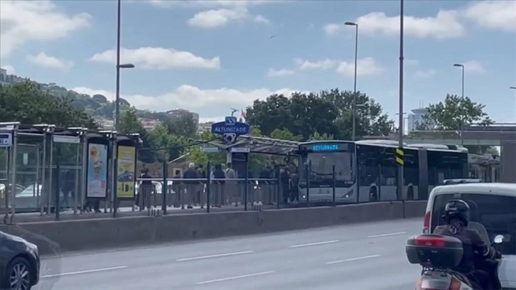 Arızalanan araç çekilirken metrobüs duraklarında yoğunluk oluştu