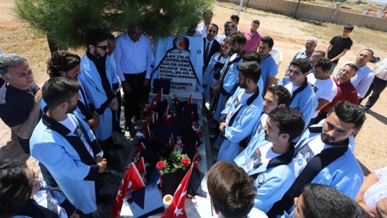 Arkadaşları şehidin kabrine keplerini bıraktı