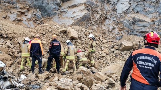 Arnavutköy'de bir taş ocağında toprak kayması nedeniyle göçük oluştu