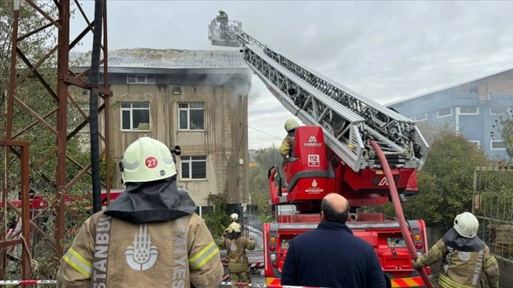 Arnavutköy'de bir fabrikada çıkan yangın söndürüldü