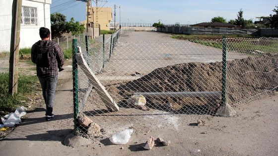 Arsasından geçtiğini iddia ettiği yolu trafiğe kapattı