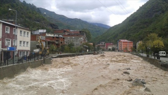 Artvin'de dereler taştı, yollar kapandı