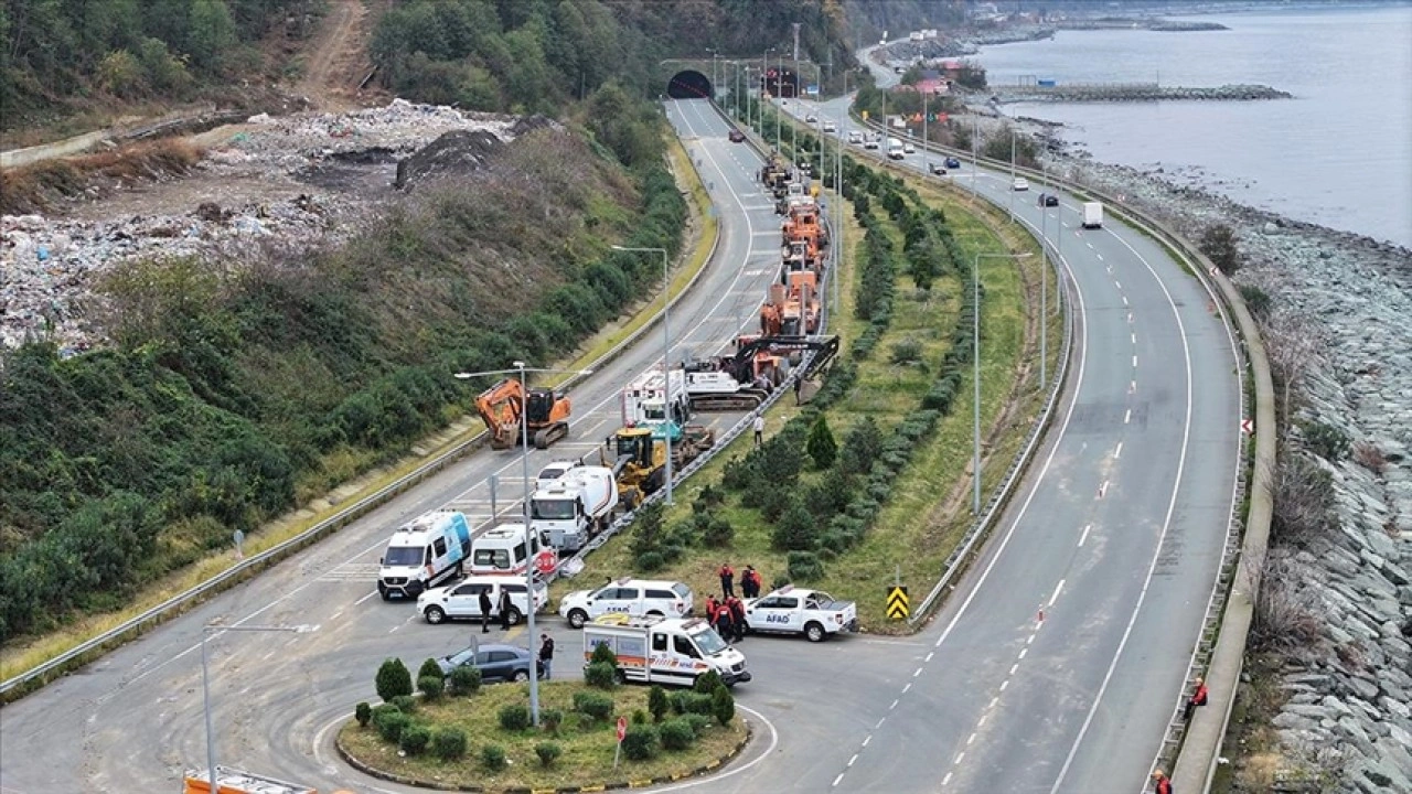 Artvin'de heyelan sonucu kapanan Karadeniz Sahil Yolu'nda çalışmalar devam ediyor