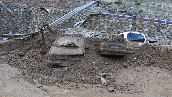 Artvin'de sel sularına kapılarak kaybolan 3 kişiden birinin cansız bedeni çıkarıldı