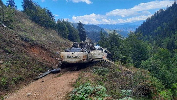 Artvin'de iş makinesi taşıyan kamyonun uçuruma devrildiği kazada 2 kişi öldü