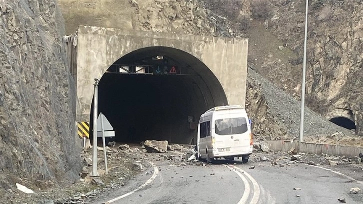 Artvin'de yamaçtan kopan kayaların isabet ettiği minibüsteki 4 kişi yaralandı