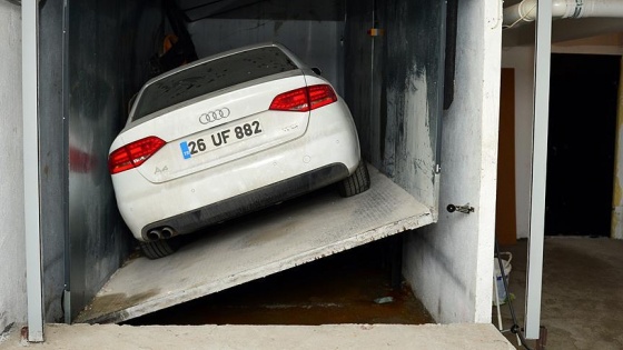 Asansör boşluğundaki otomobilini çıkarmak için davayı bekliyor