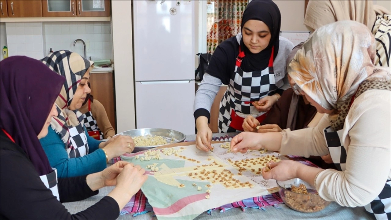 Aşçı adaylarından kırsaldaki öğrencilere "lezzetli" destek