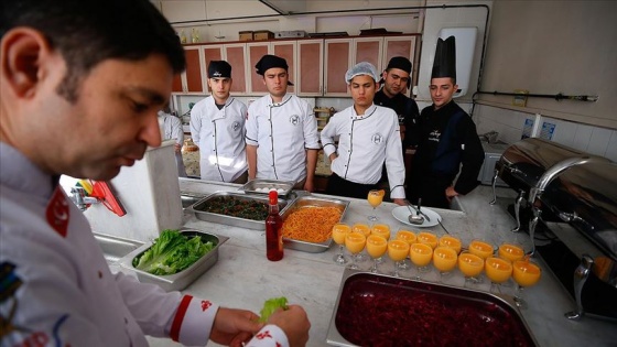 Aşçılığın püf noktalarını öğrenip mezun olmadan iş teklifi alıyorlar