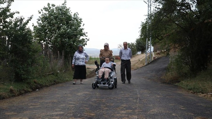 Asfalt yol ve akülü sandalye ile 12 yaşındaki Umut'un yüzünü 