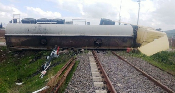 Asfalt yüklü tanker tren raylarına devrildi