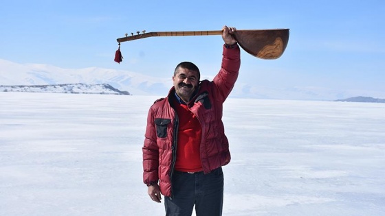 Aşık Veysel'in bağlaması yoldaşı oldu