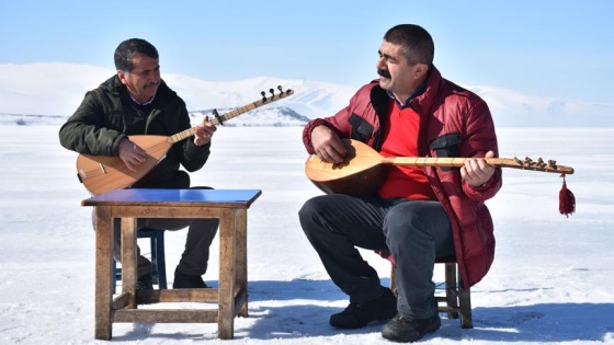 Aşık Veysel'in eserlerini Veysel'in bağlamasıyla Çıldır Gölü üzerinde seslendirdi