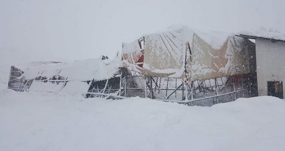 Aşırı kar yağışına dayanamayan halı saha çöktü