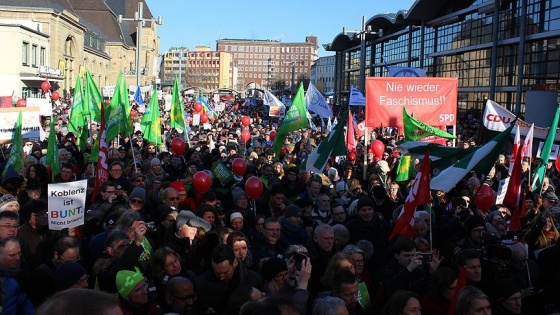 Aşırı sağcı liderler protestoların gölgesinde buluştu