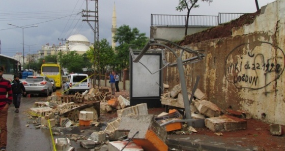 Aşırı yağış okulun duvarını yıktı