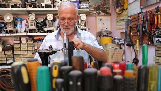 Asırlık dikiş makineleri Ferzende ustaya emanet