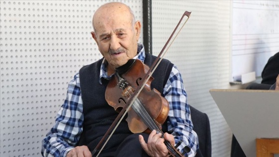 Asırlık müzik aşığı 35 yıldır koroda keman çalıyor