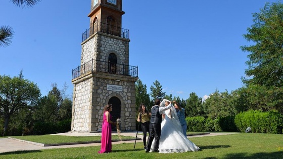 Asırlık saat kulesi düğün fotoğraflarına mekan oldu