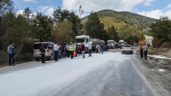 Asit sızıntısına kızıp karayolunu trafiğe kapattılar