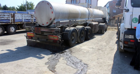 Asit tankerindeki sızıntı polisi alarma geçirdi