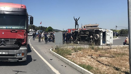 Askerleri taşıyan minibüs tırla çarpıştı