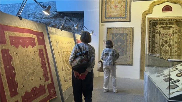 'Aşkla Düğümlenen Sanat: Türk Halıları' ve 'Osmanlı Dönemi Suriye Lübnan Dokumaları' sergileri açıldı