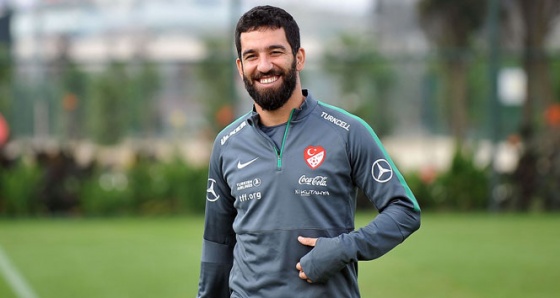 Aslıhan Doğan'dan Arda Turan'a jest