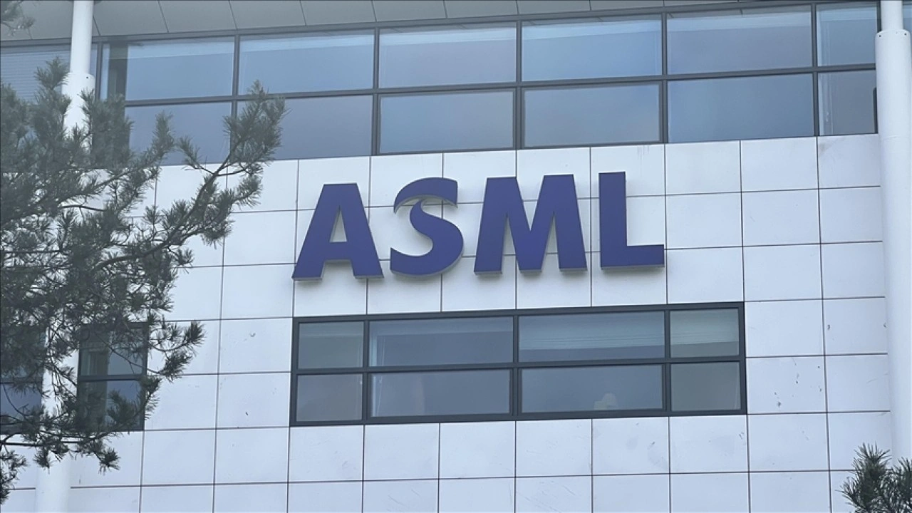 ASML, yapay zekadaki ivmeyle 2030’e kadar satışlarını neredeyse iki katına çıkarmayı hedefliyor