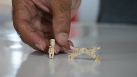 Assos'ta 1600 yıllık insan ve hayvan figürlü iki kolye ucu bulundu