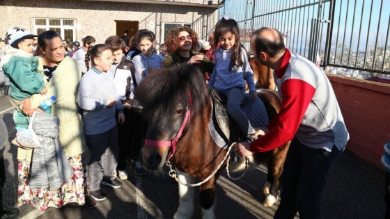 At binmeye gelemeyen çocuklara atları götürüyor