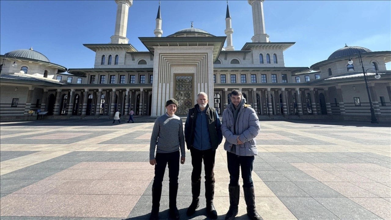 At sırtında yolculuk yapan İspanyol hacı adayları Beştepe Millet Camisi'ni ziyaret etti